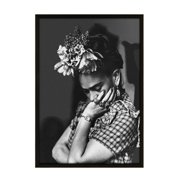 En flot lys plakatvæg, der med den sorthvide Frida Kahlo plakat er super fin i balance.